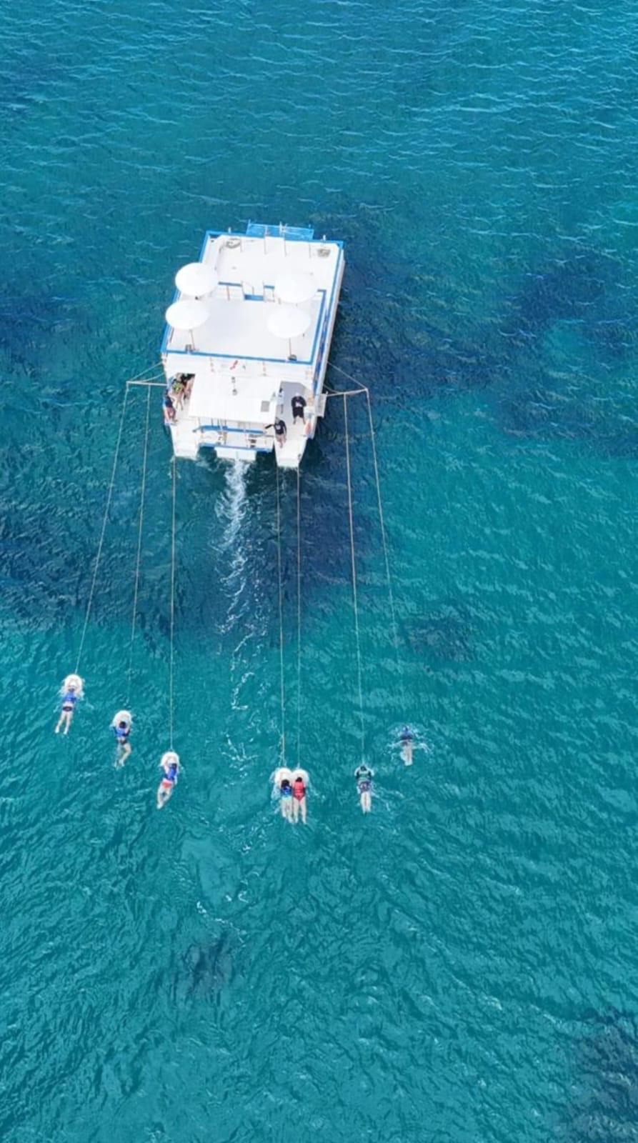 Plana Sub do Barco Entardecer VIP com turistas flutuando nas águas cristalinas de Fernando de Noronha