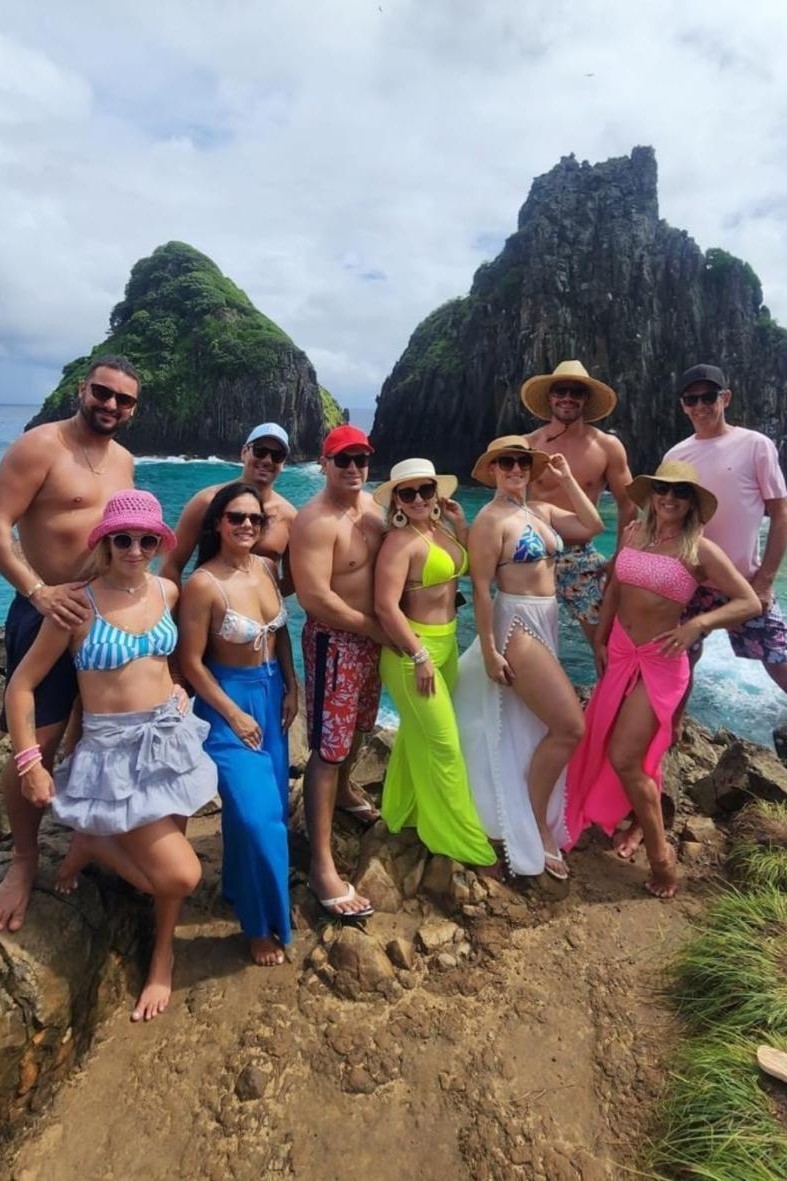 Grupo em Fernando de Noronha com o Morro Dois Irmãos ao fundo — Combo Ilha Tour Coletivo e Barco Tradicional