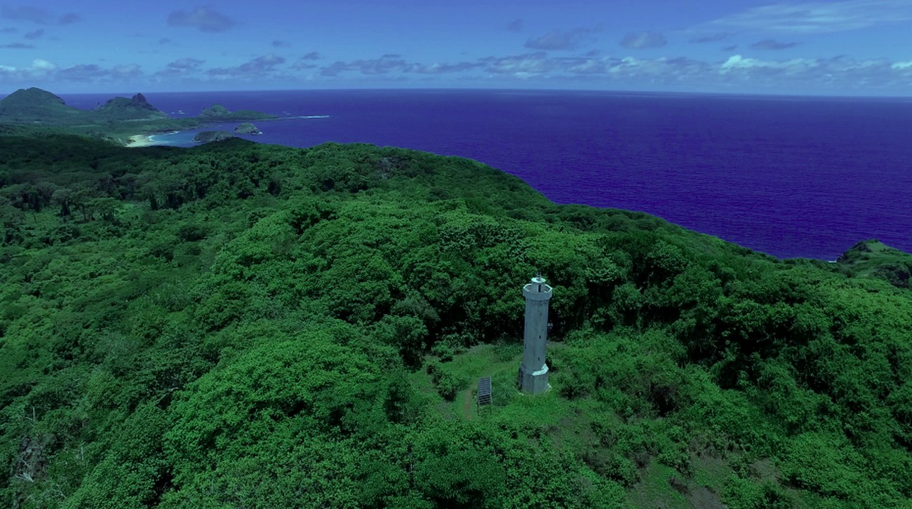 Farol no alto da trilha do Capim-Açu, na parte mais selvagem de Fernando de Noronha