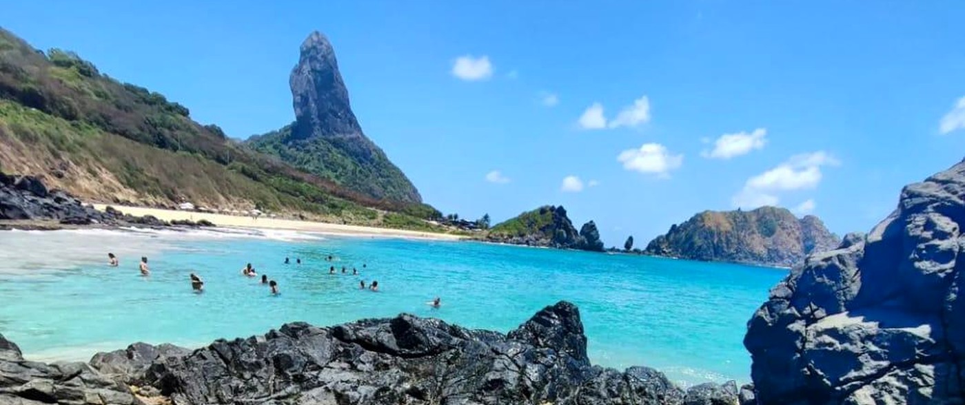 Piscina natural de águas cristalinas com o Morro do Pico ao fundo, no Circuito das Piscinas Naturais
