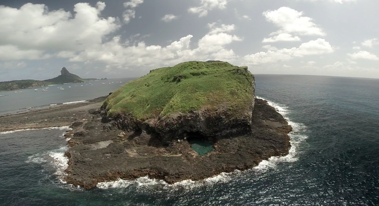 Vista aérea do Morro São José e sua piscina natural em Fernando de Noronha