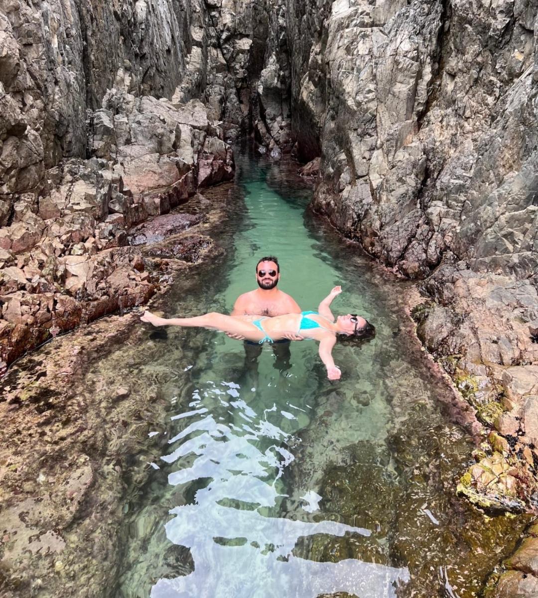 Flutuação entre as rochas de uma piscina natural de Fernando de Noronha