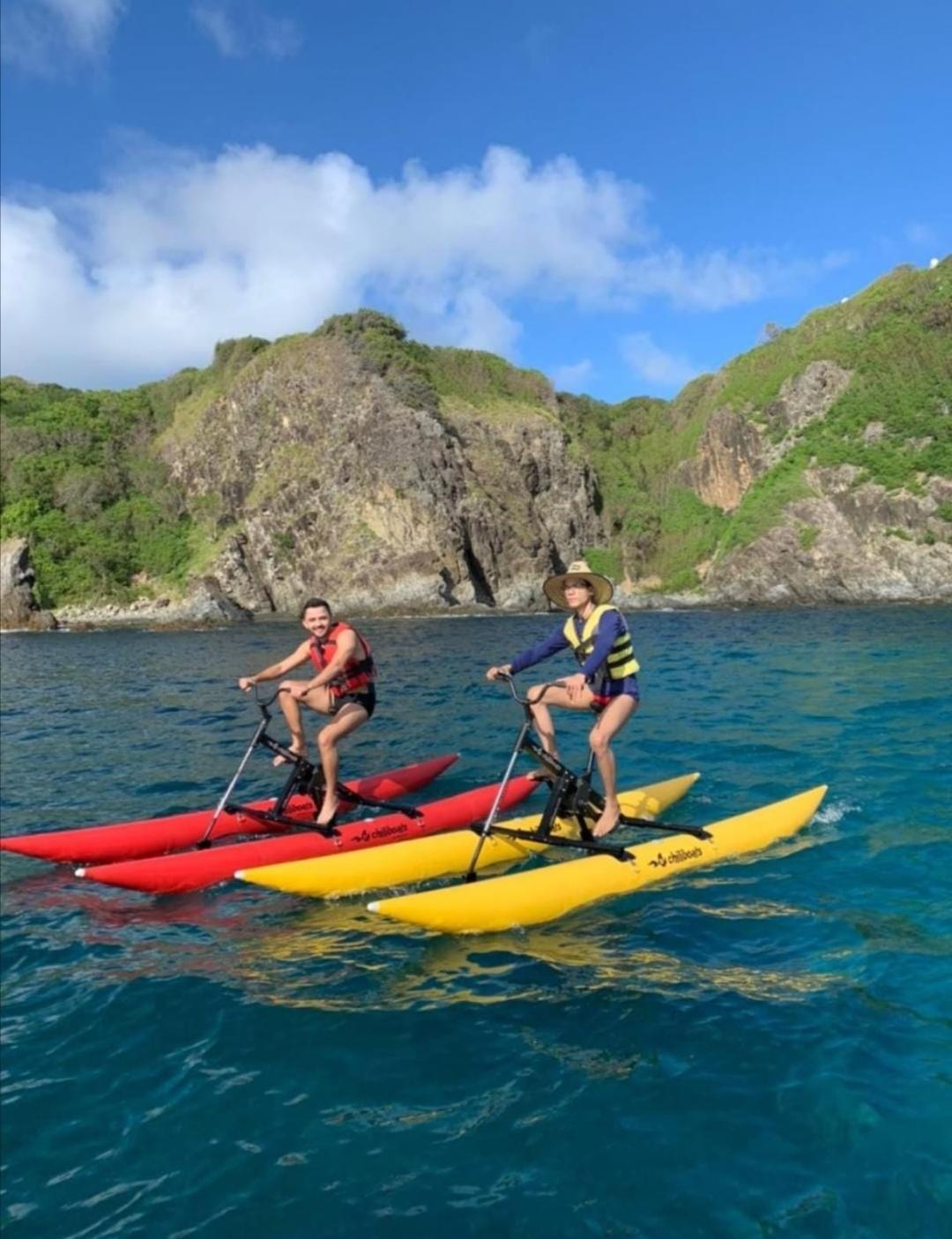 Bike aquática nas águas cristalinas de Fernando de Noronha
