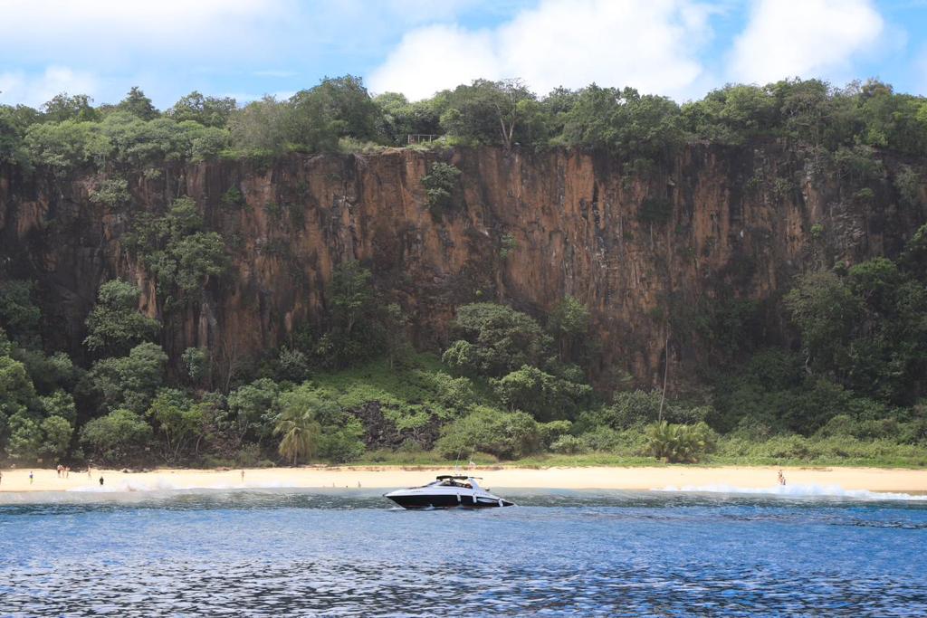 Lancha privativa na Baía do Sancho em Fernando de Noronha