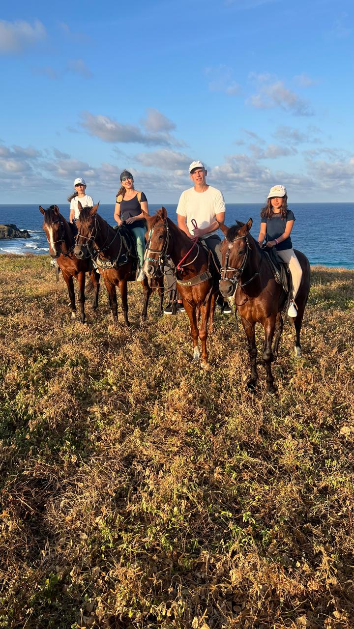 Grupo em cavalgada ao pôr do sol em Fernando de Noronha