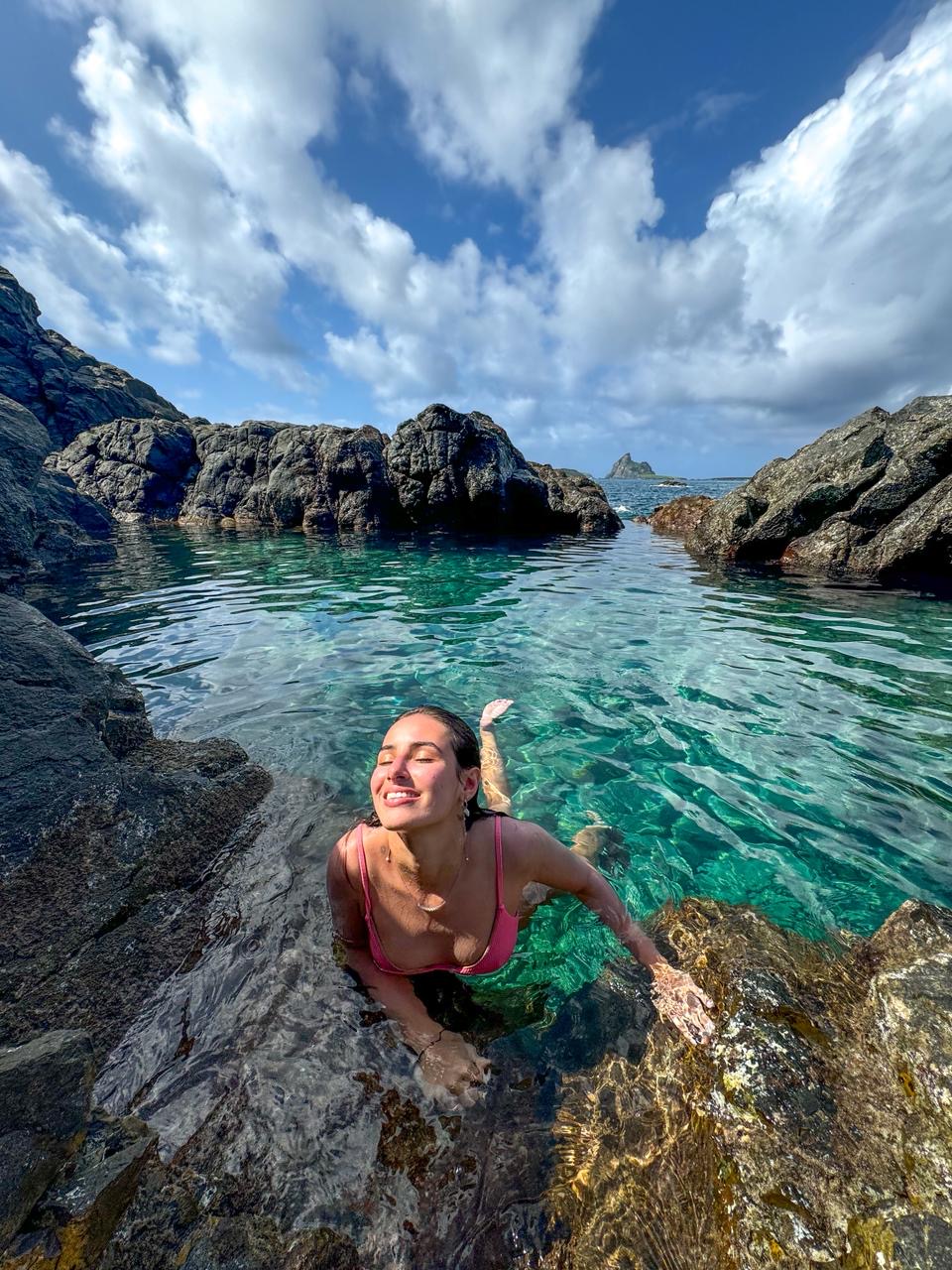 Banho em piscina natural de águas cristalinas em Fernando de Noronha