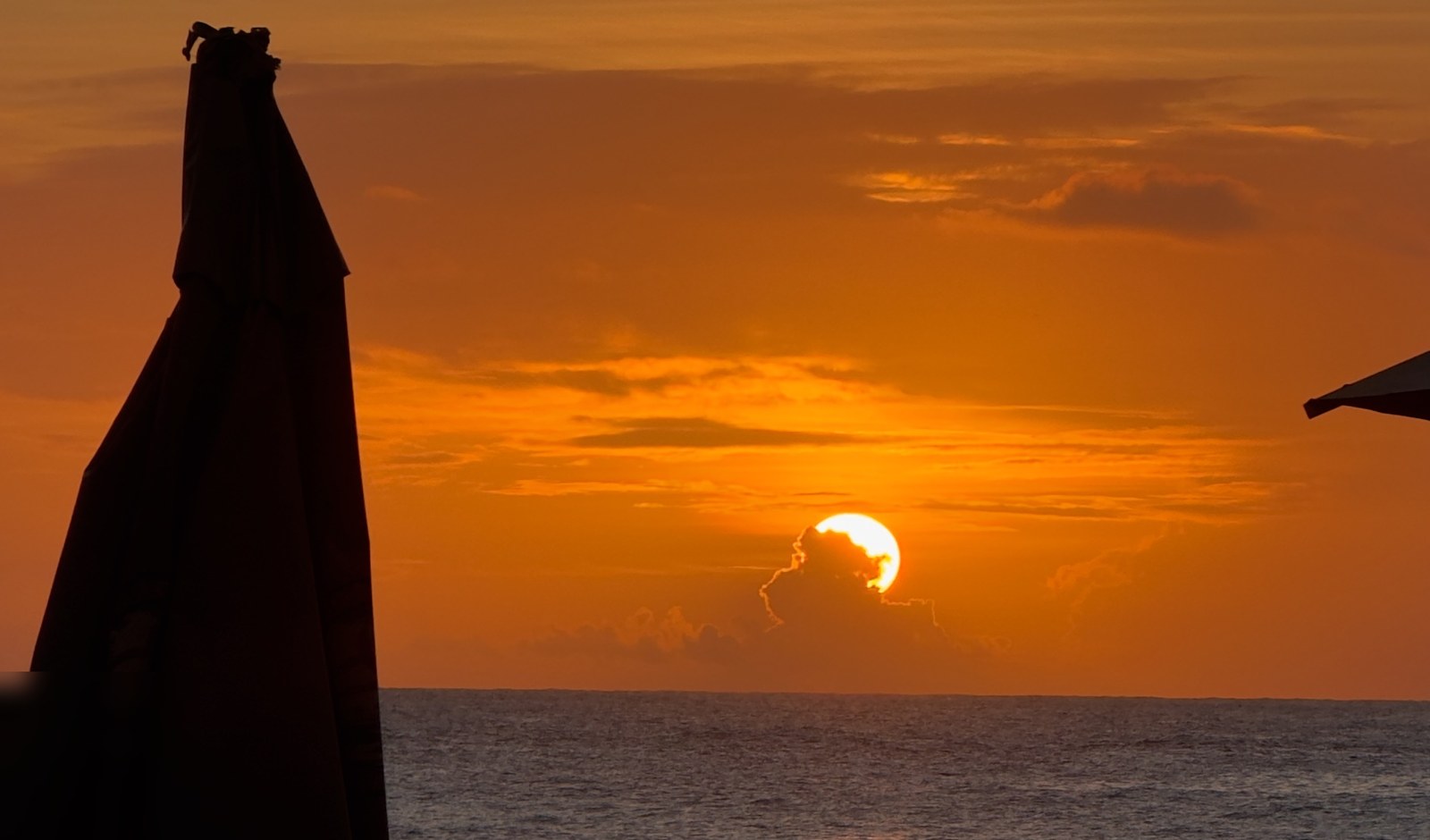Tramonto sul Mar de Dentro di Fernando de Noronha visto dalla spiaggia