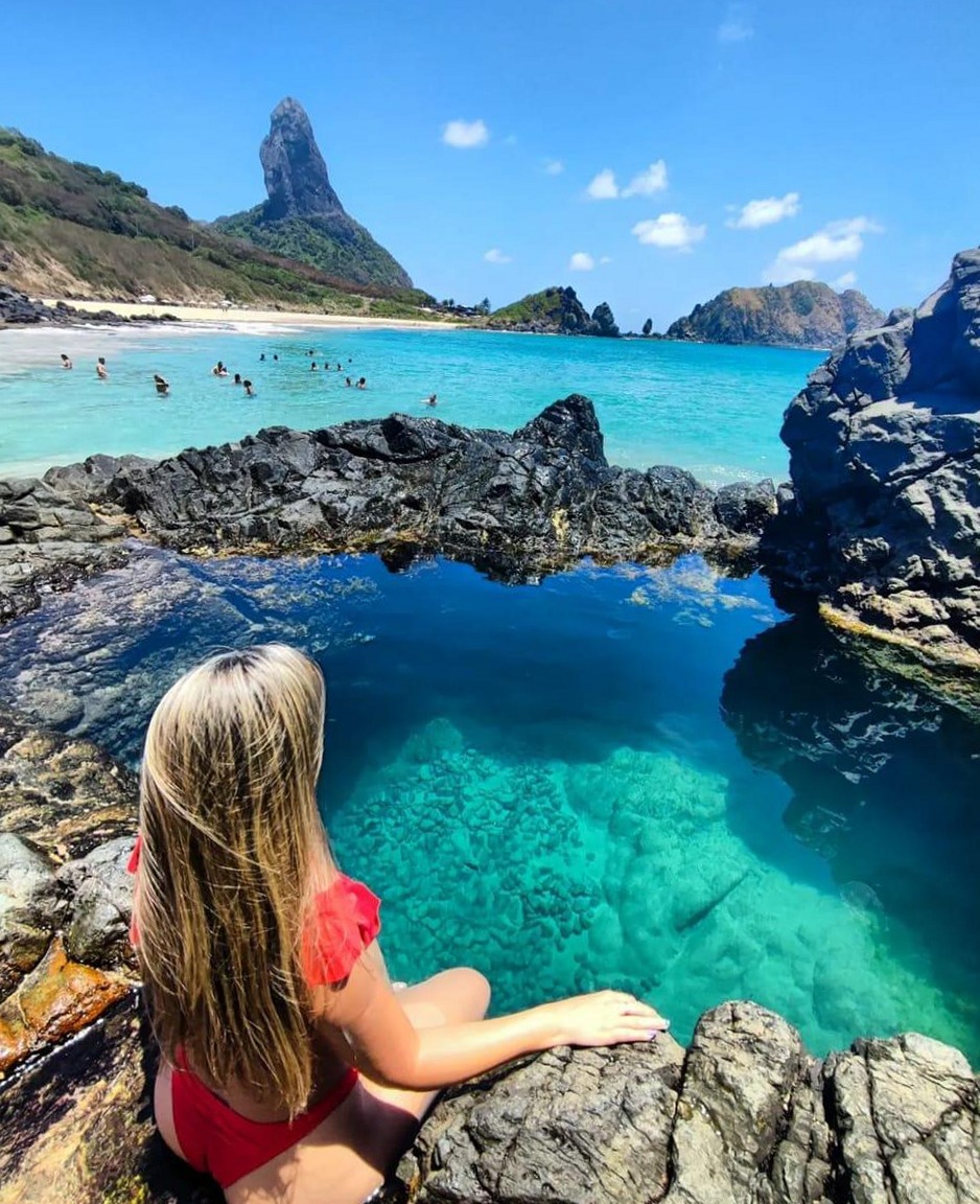 Piscina natural de Fernando de Noronha com Morro do Pico ao fundo