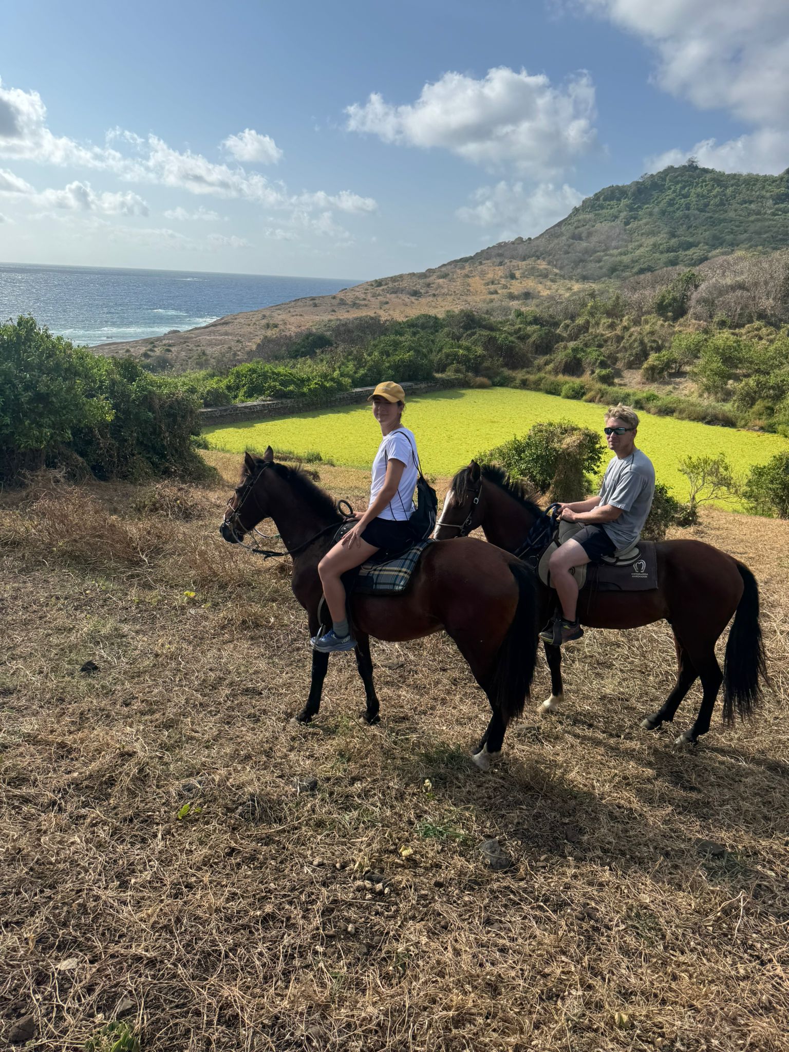 Casal a cavalo durante a cavalgada em Fernando de Noronha