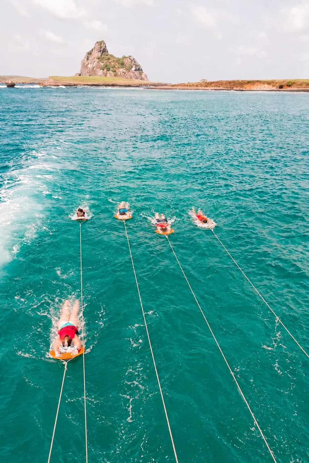 Combo Ilha Tour, Barco Entardecer VIP e Barco Tradicional em Fernando de Noronha