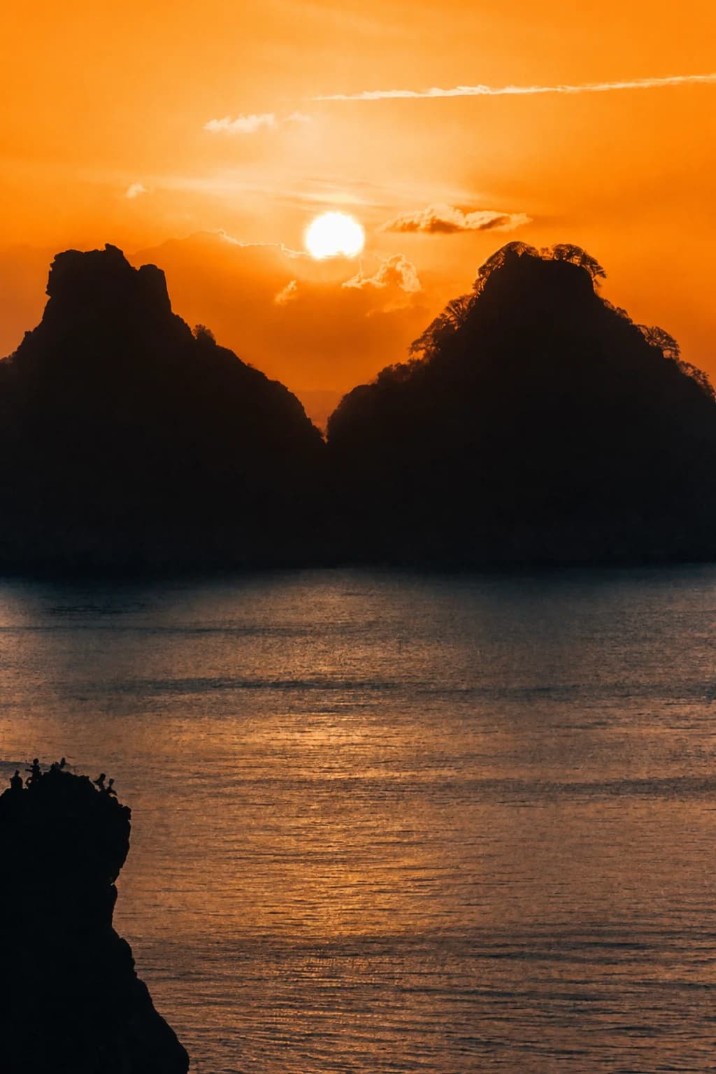 Combo Ilha Tour, Barco Entardecer VIP e Canoa Havaiana em Fernando de Noronha