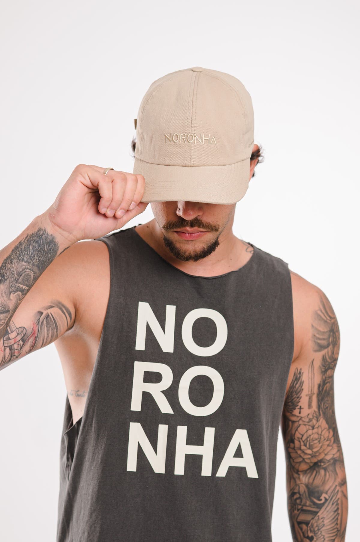 Regata Noronha masculina com boné — loja Em Noronha