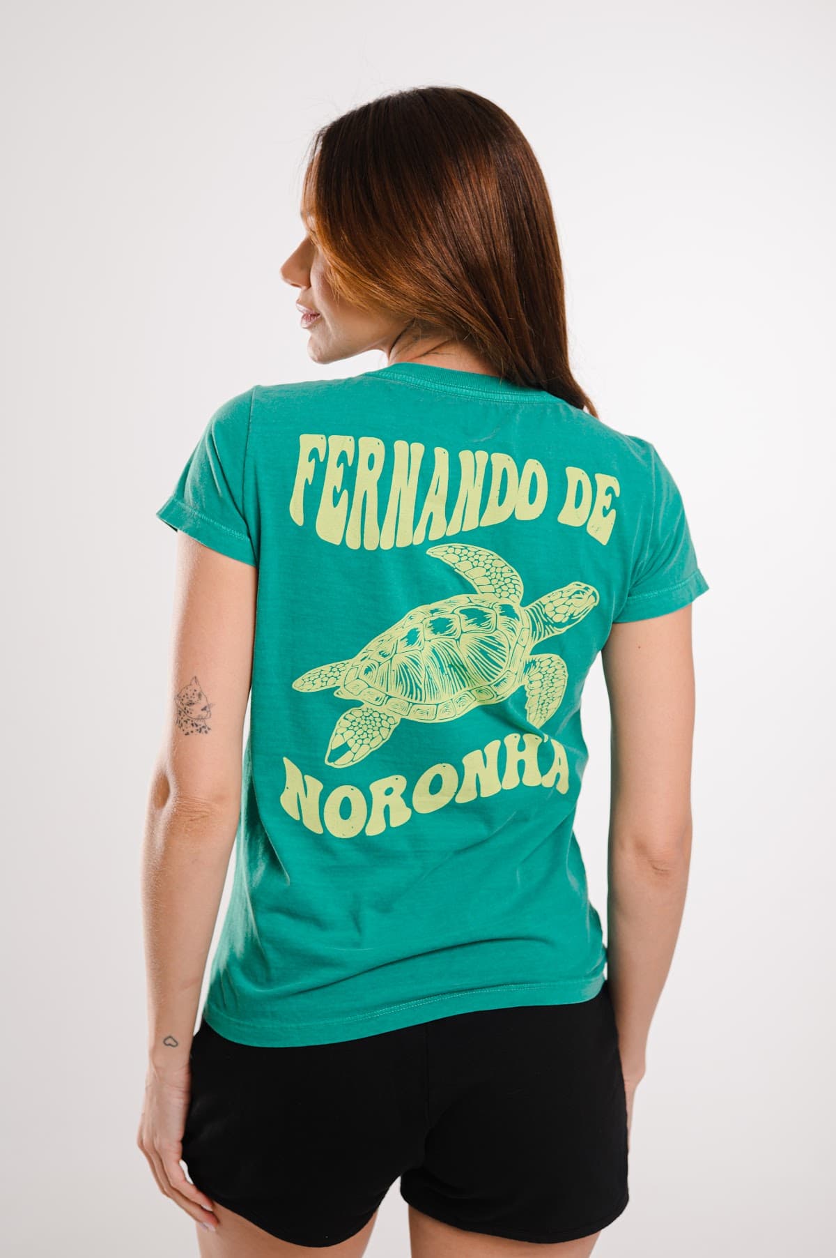 Camiseta Fernando de Noronha tartaruga feminina verde — loja Em Noronha