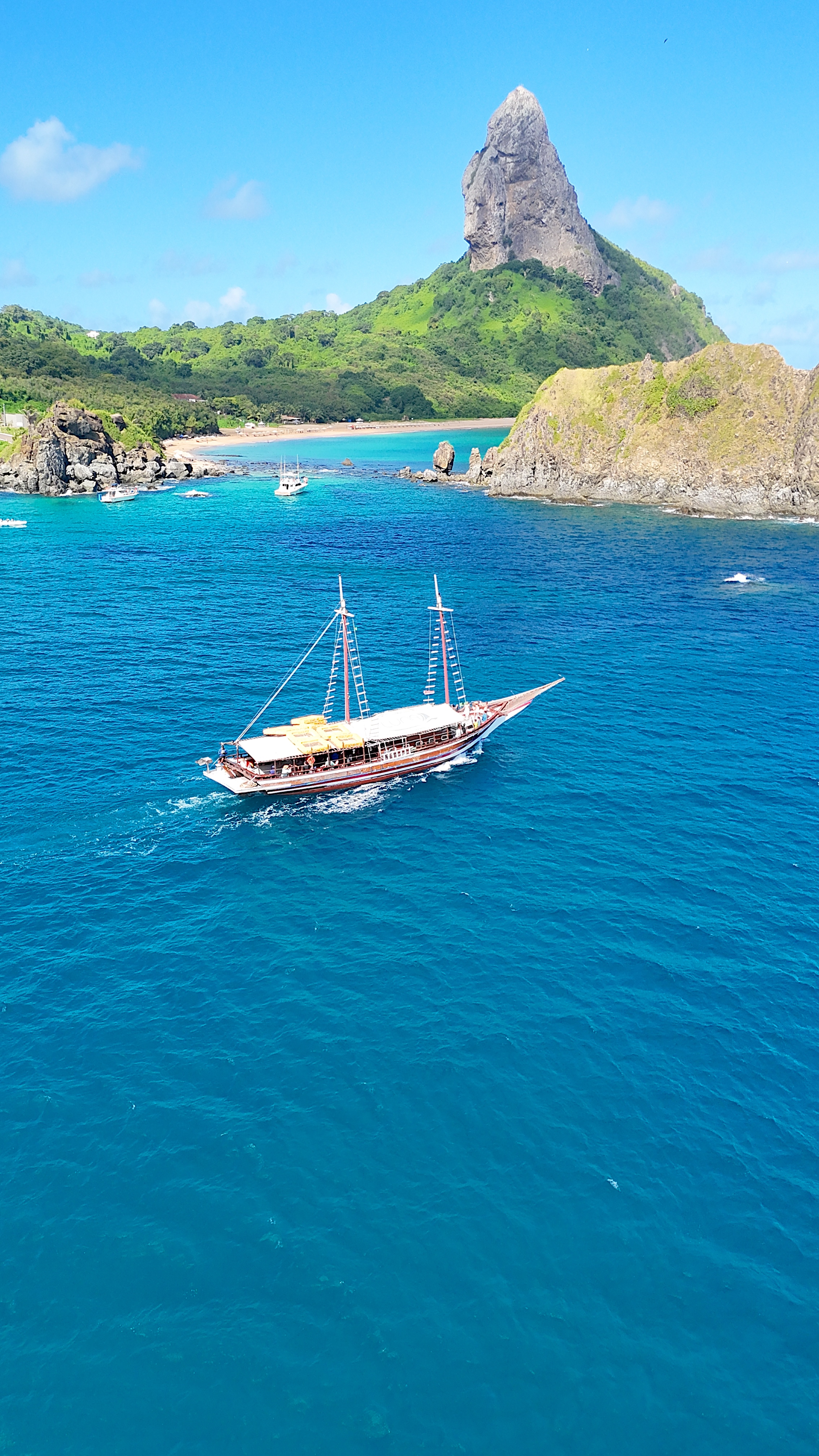 Combo Ilha Tour, Barco Tradicional e Canoa Havaiana em Fernando de Noronha