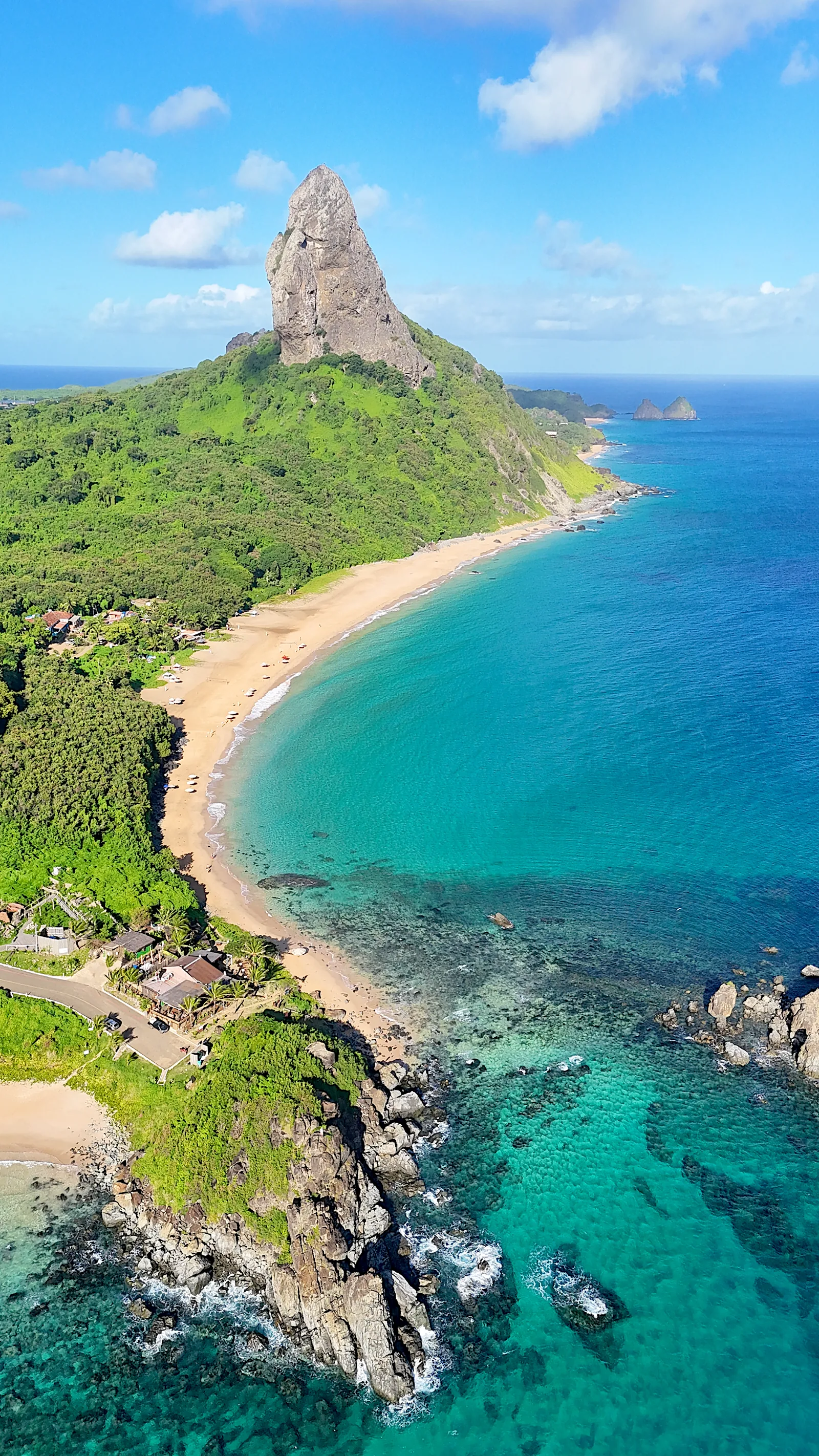 Vista aérea do Pico e da Praia da Conceição em Fernando de Noronha — Combo Ilha Tour e Barco Tradicional