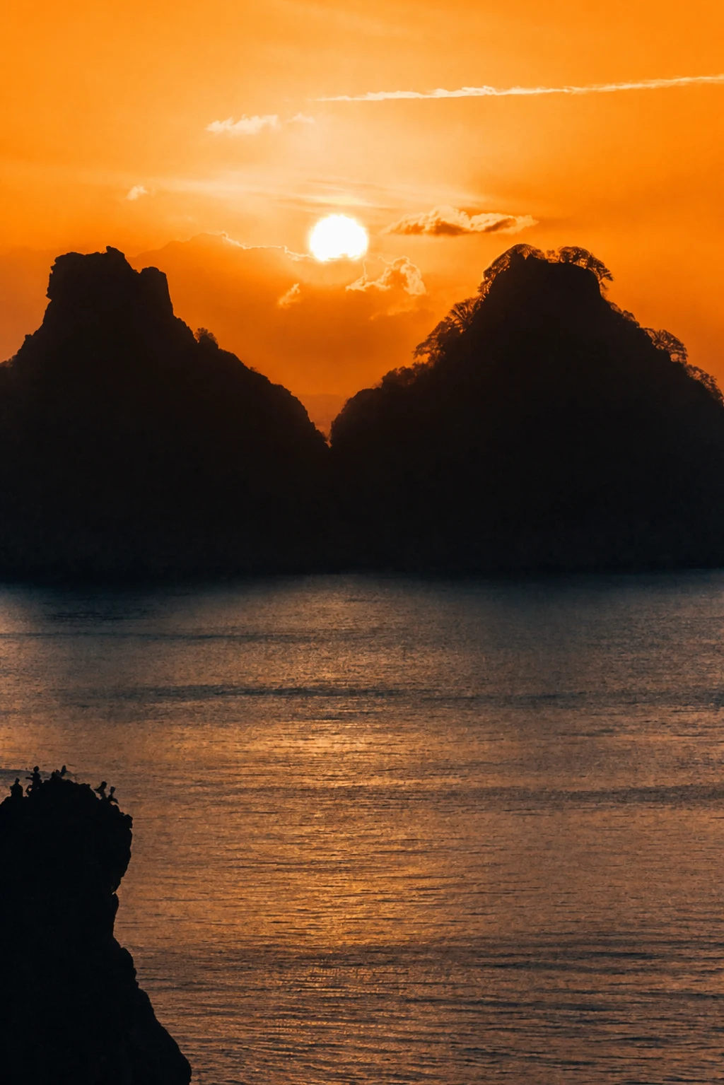 Combo Ilha Tour, Barco Entardecer VIP e Canoa Havaiana em Fernando de Noronha
