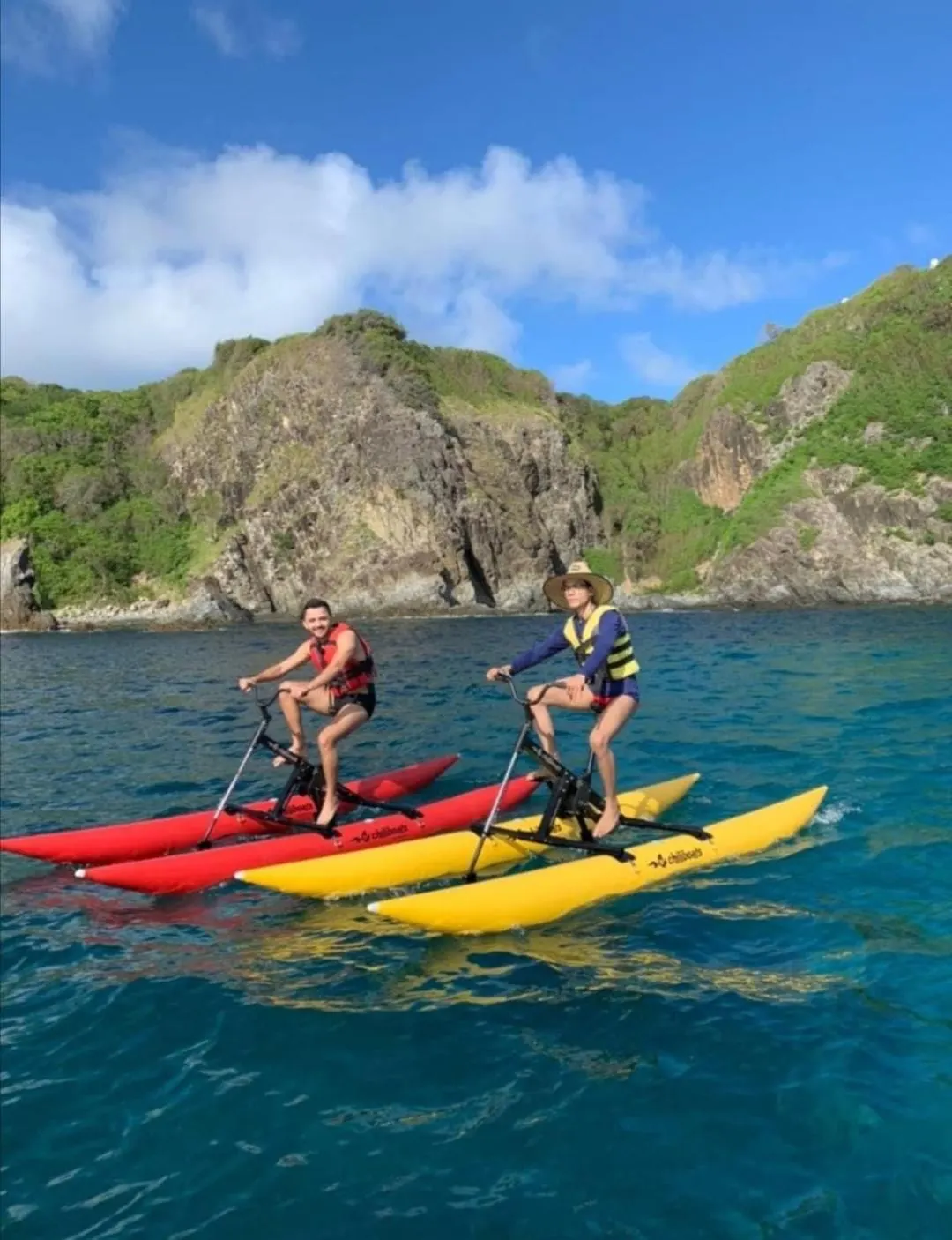 Bike aquática nas águas cristalinas de Fernando de Noronha